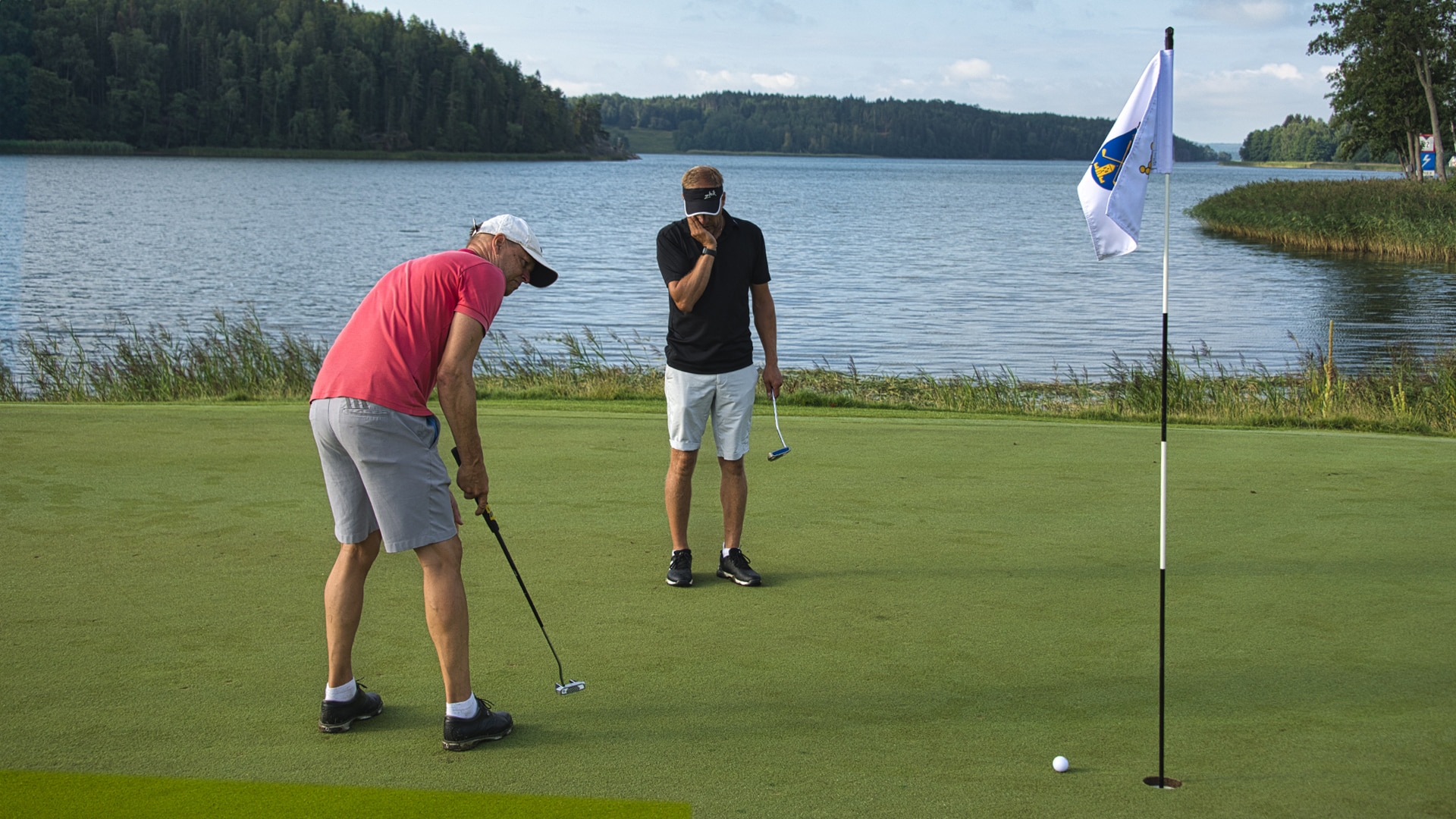 Man som puttar på green.